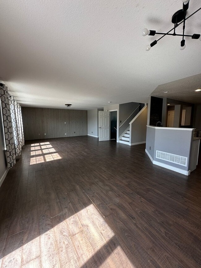 Building Photo - 5 bedroom single family house in Englewood