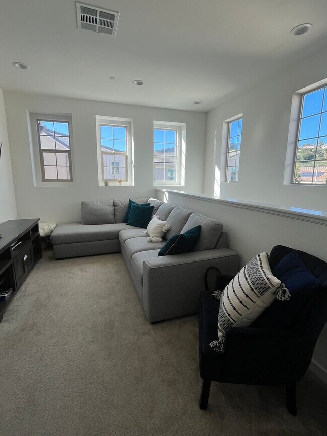 Building Photo - Beautiful Town-Home Bedford Community!