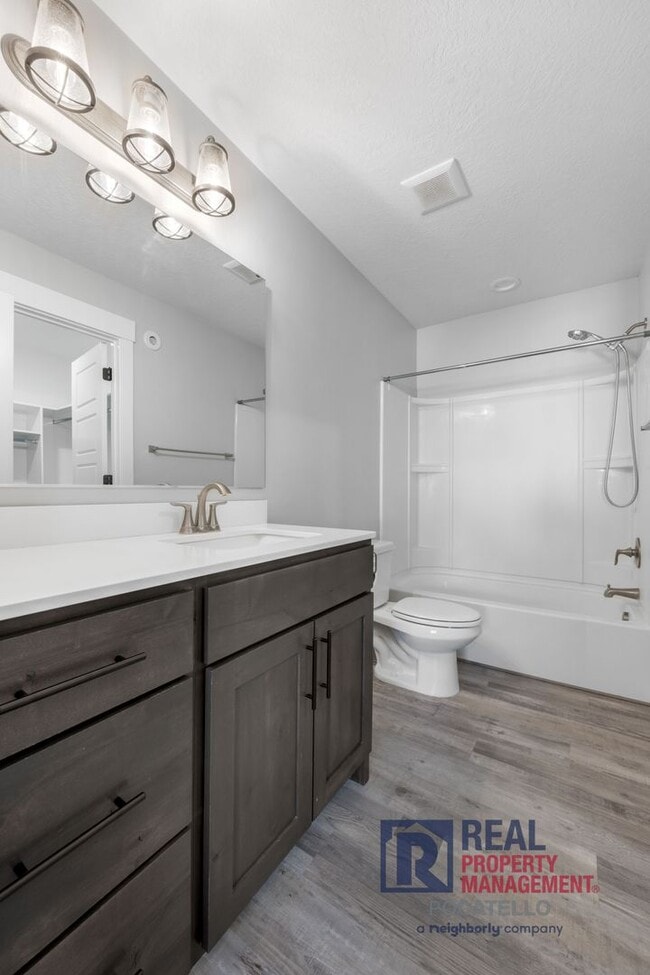 Building Photo - MOVE IN SPECIAL - 3 Bedroom 2.5 Bathroom T...
