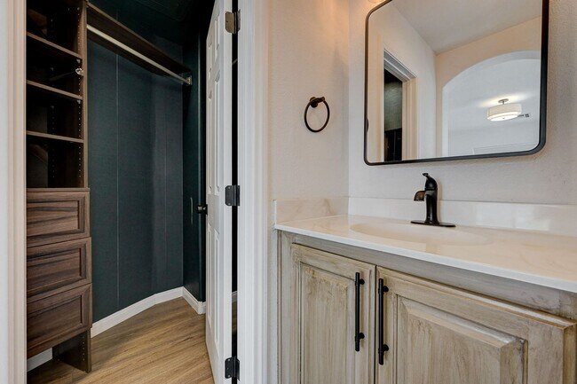 Building Photo - Stylish Tri-Level Home/Tandem Garage in Henderson