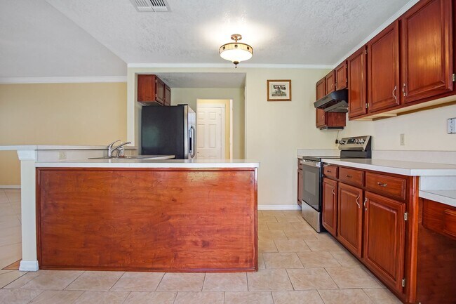 Building Photo - Spacious Home on Oversized Lot Now Availab...