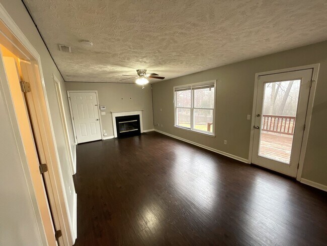 Building Photo - Updated 4 Bedroom / 3 Bathroom with In-Law...