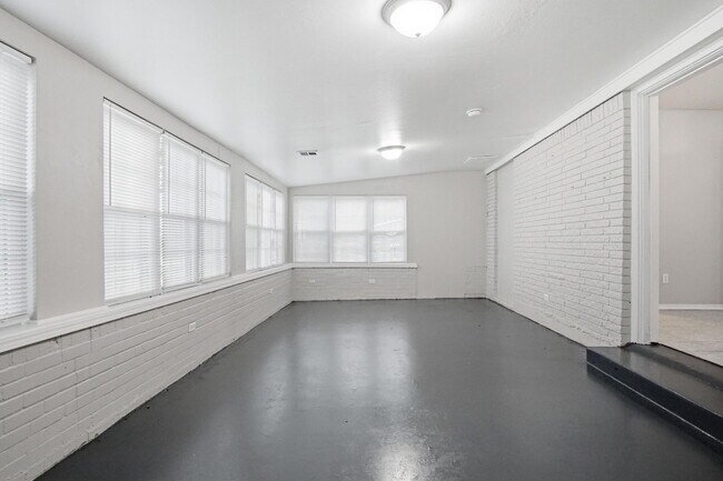 Building Photo - 3717 N Eagle Ln