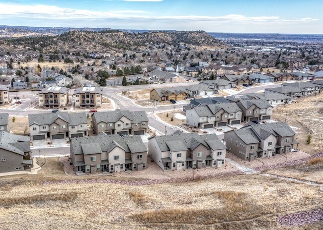 Building Photo - FULLY FURNISHED 3 Bed Luxury End Unit Townhome backs to Nature