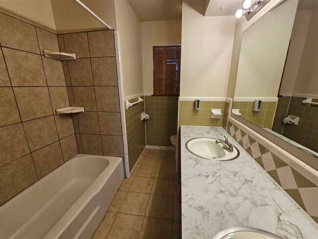 Building Photo - 1437 NW Great Plains Blvd