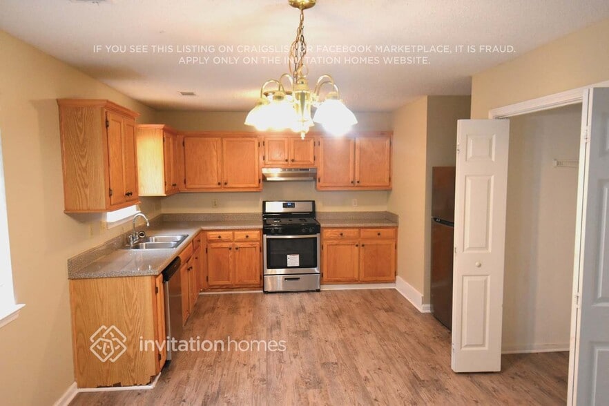 Building Photo - 265 Village Dr