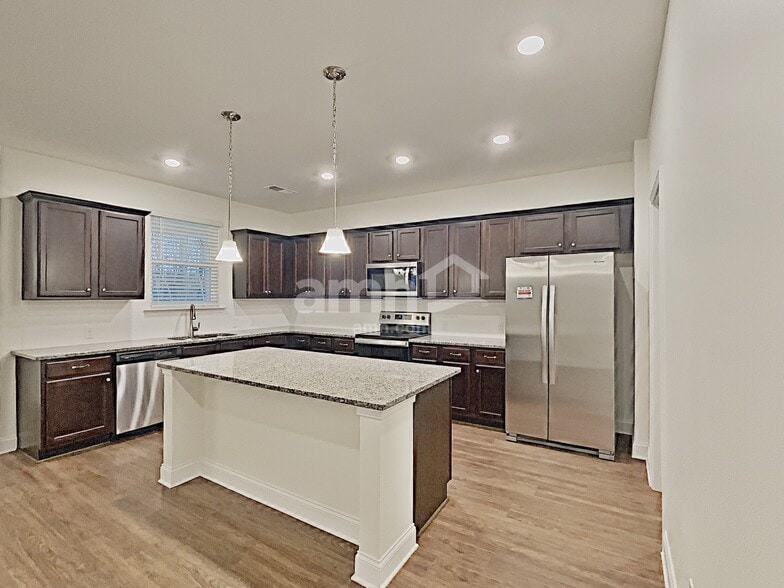 Building Photo - 331 Elmhurst Dr