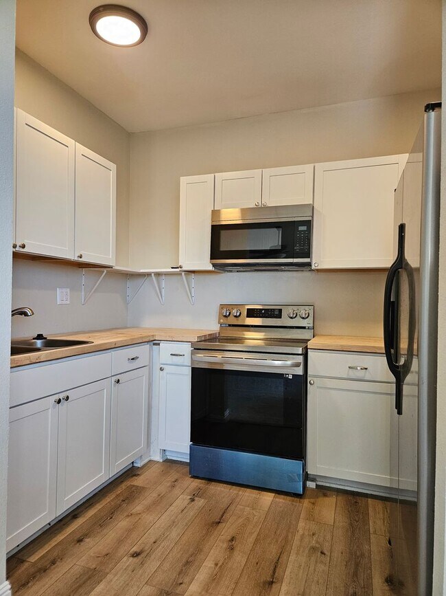 Building Photo - 13141 High Crest Rd