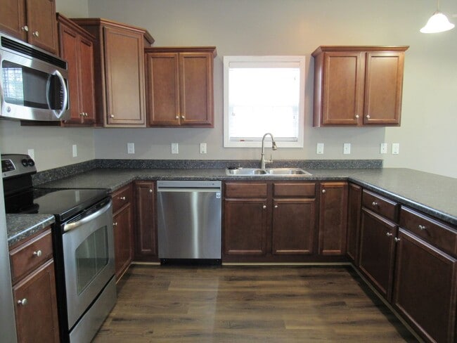 Building Photo - 4 BR 2 BA Carolina Plantations