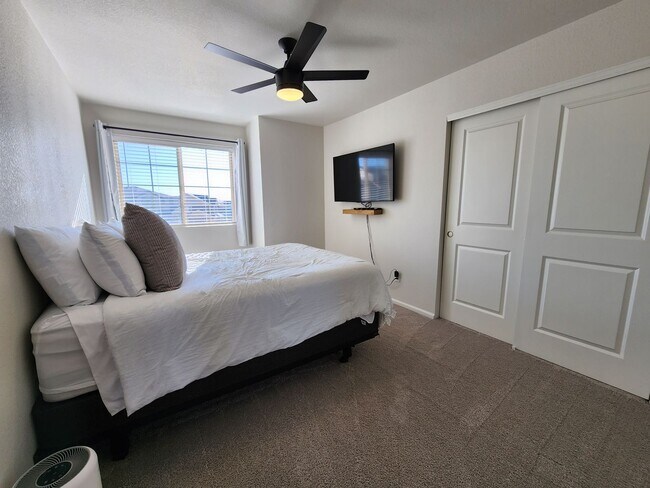 Building Photo - Beautiful, Modern 3 Bed 3 Bath Home in Ban...