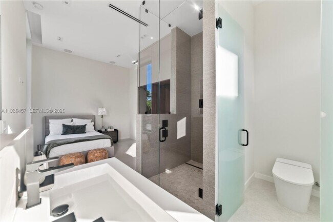 Building Photo - 493 Holiday Dr