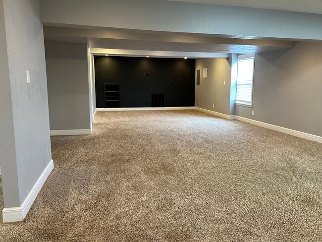 Building Photo - Large Beautiful Home!