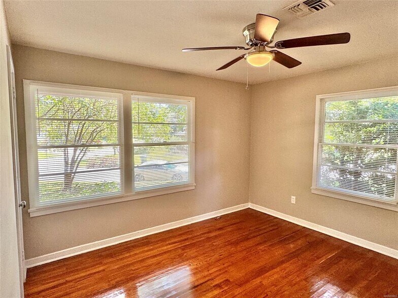 Building Photo - 3346 Vermont Dr