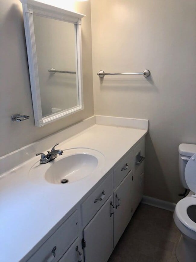 Building Photo - 725 Ashview Dr