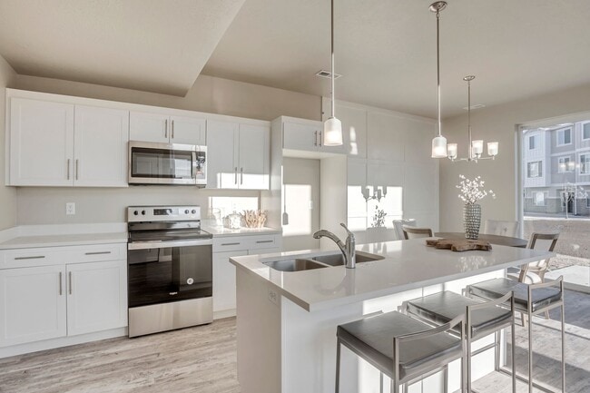 Building Photo - Gorgeous end unit town home in the fields community! Don't miss out!!