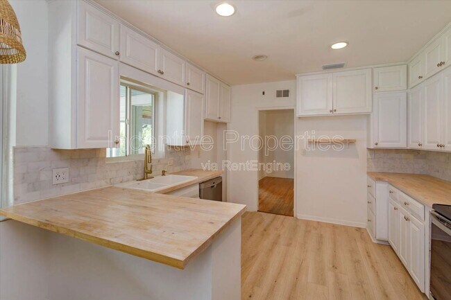 Building Photo - 1235 Ayrshire St