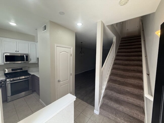 Building Photo - BACK ON MARKET: 2-Bedroom Martinez Townhom...