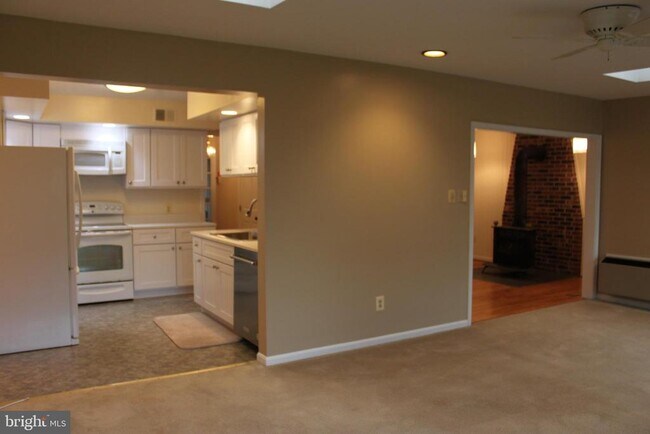 Building Photo - 6210 Cottonwood St