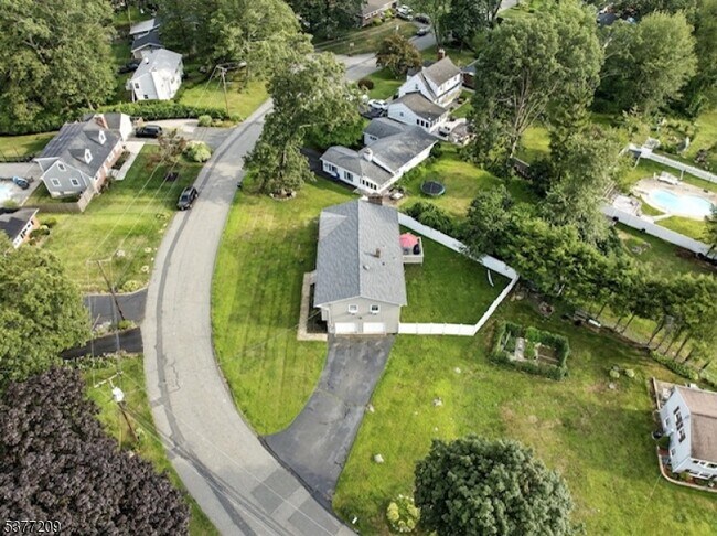 Building Photo - 31 Crescent Dr