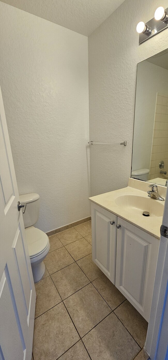 Building Photo - 1935 Gardenia Ct
