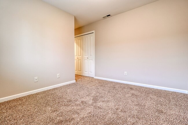 Building Photo - Spacious 4br/2.5ba house with garage in well maintained neighborhood