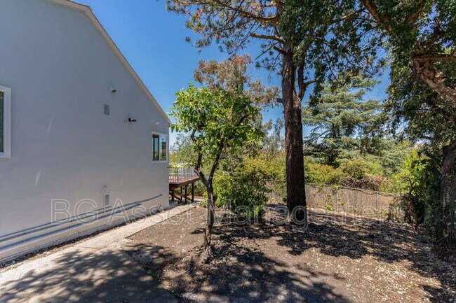 Building Photo - 1910 Encima Dr