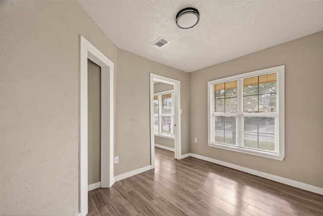 Building Photo - 1221 Parkway Dr