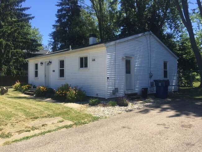 Building Photo - $1475 Charming, remodeled 3-Bed/1-Bath 952...