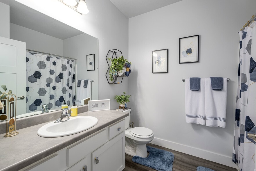 Building Photo - 1838 W Eaglewood Dr