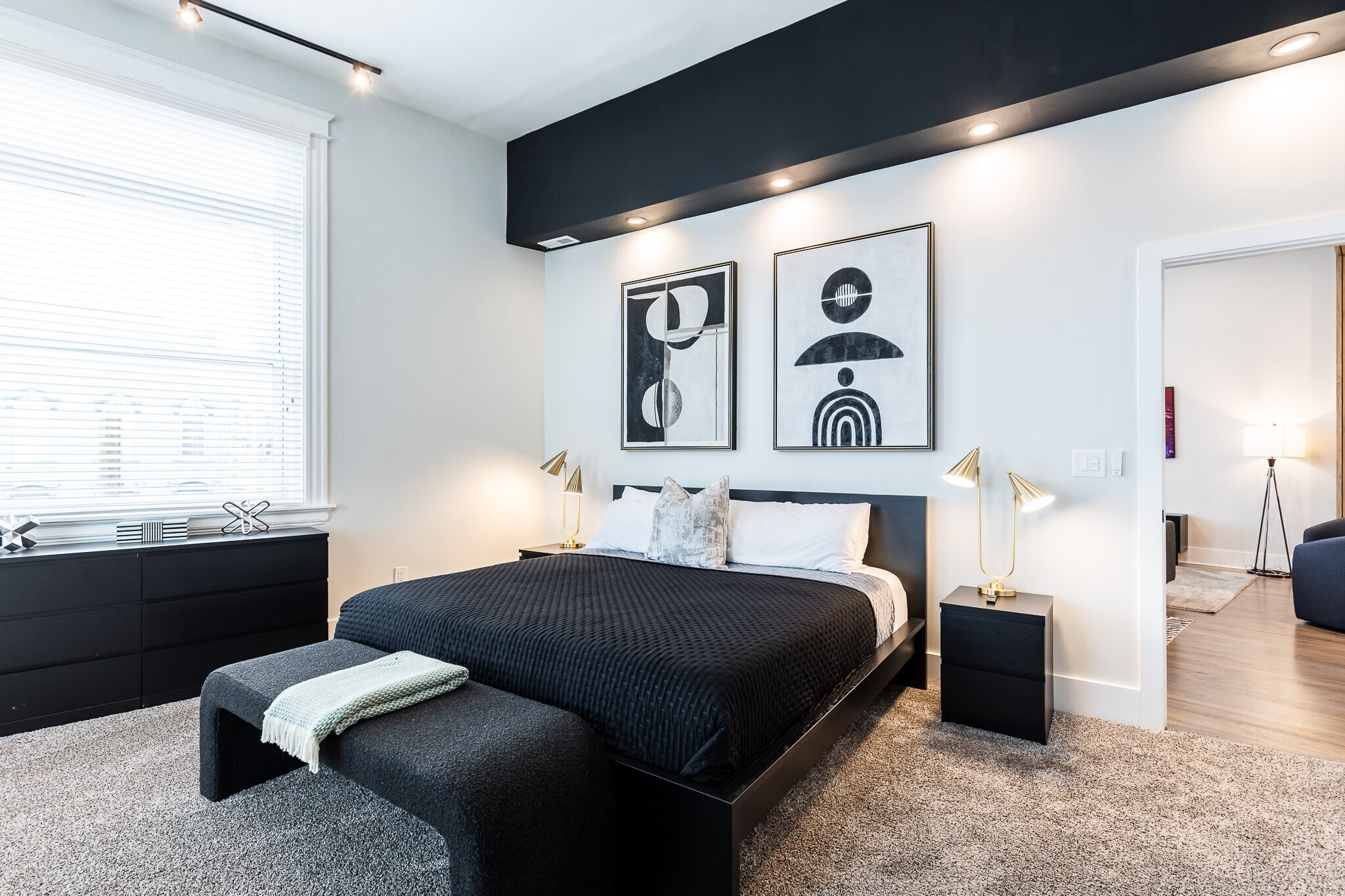 Large primary bedroom. - 795 E McMillan St