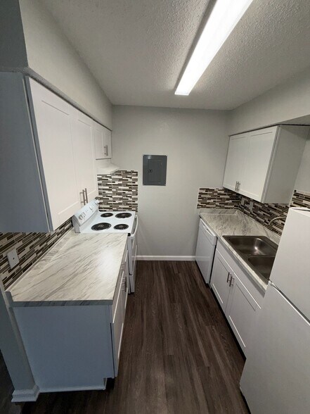 Building Photo - 2701 Green Oaks Rd