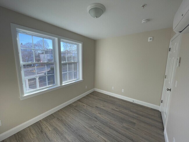 Building Photo - 129 Kenoza Ave