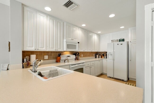 Building Photo - Beautiful FURNISHED 3/3 Cayman town home available now!