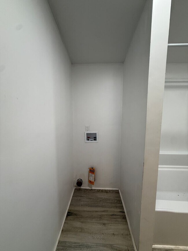 Building Photo - W20500