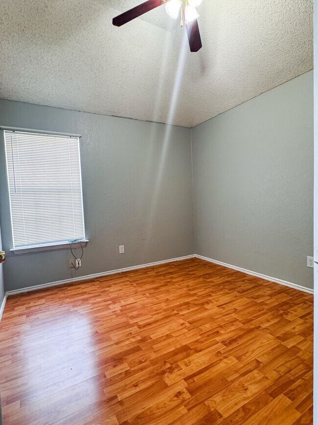 Building Photo - 4 bedroom, 2.5 bath close to Ft. Hood