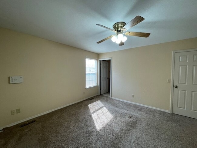 Building Photo - 4 Bedroom Home in SE Springfield!
