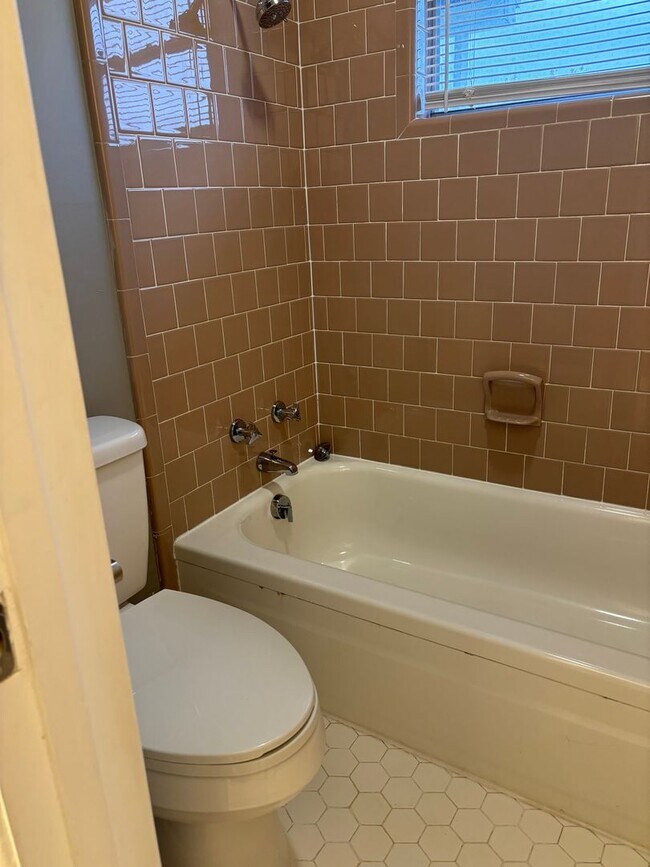 Building Photo - 408 Sierra Madre Dr