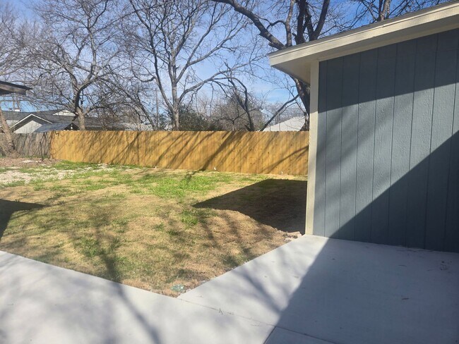 Building Photo - Newly remodeled 4 bedroom 3 full bath two story home located in the heart of Weatherford, TX