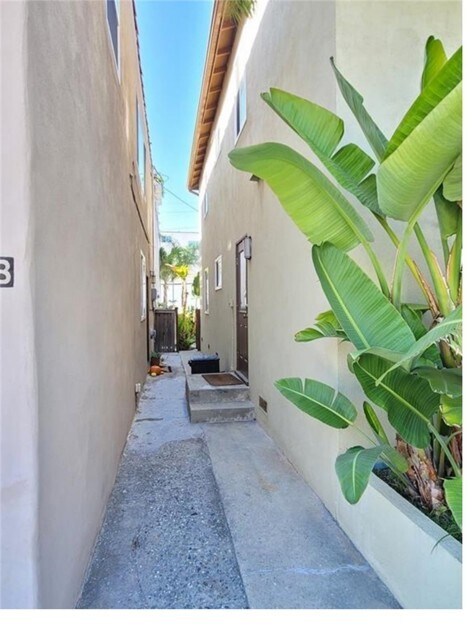 Building Photo - 321 Manhattan Ave