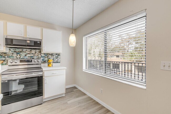 Building Photo - Spacious, sleek & central: 2Bedroom/2Bath condo in Daytona Beach!