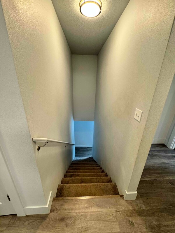 Building Photo - 304 Oak St