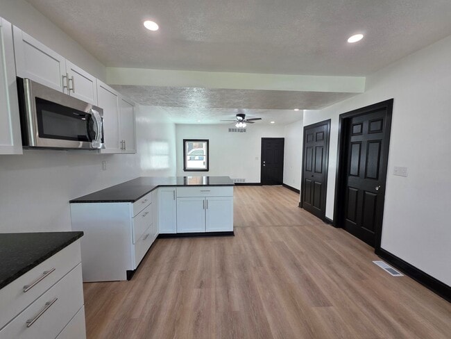Building Photo - Fully Remodeled 3 bedroom 1 bathroom House for Rent in the South Side !