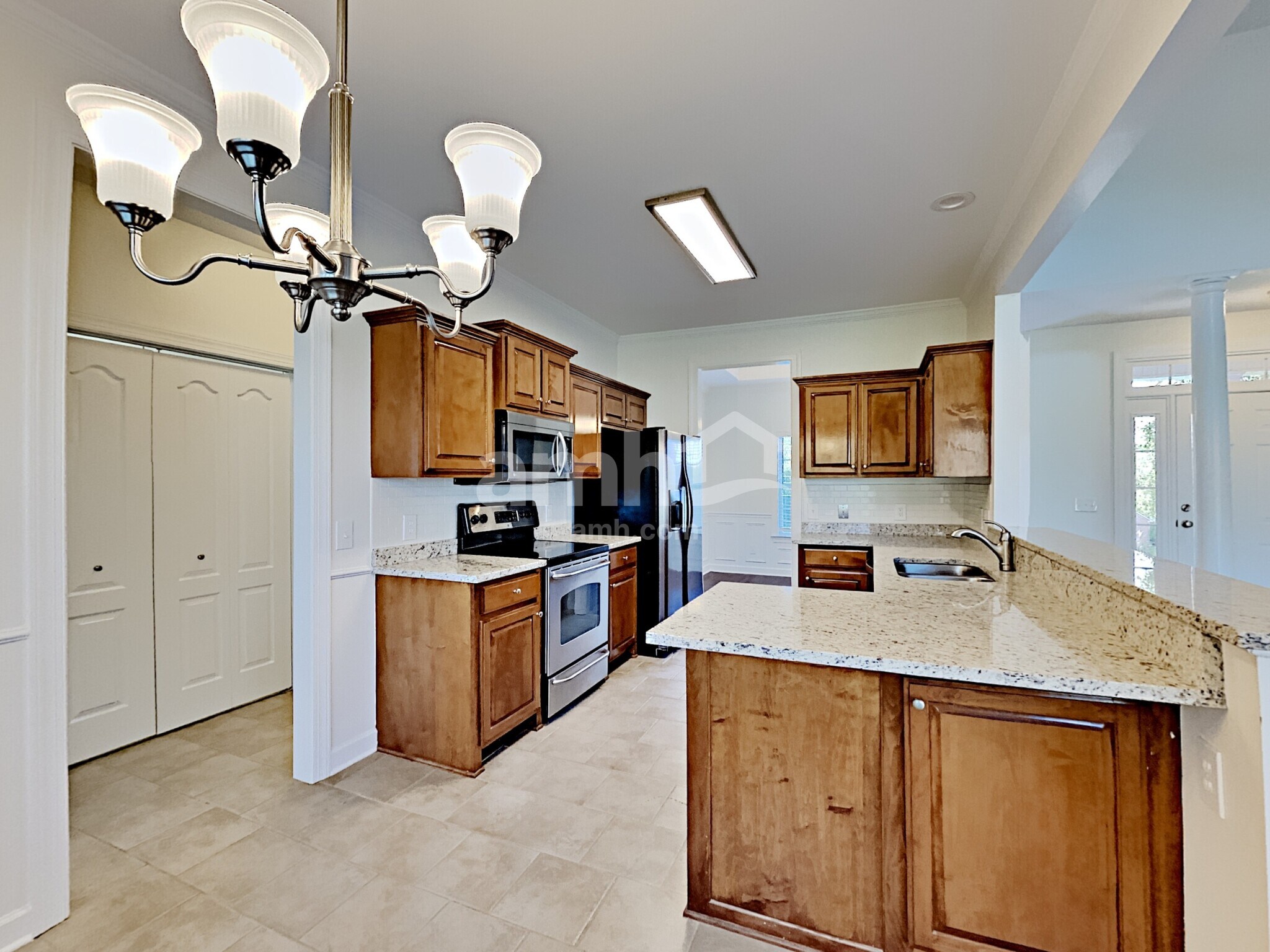 Building Photo - 563 Summit Way