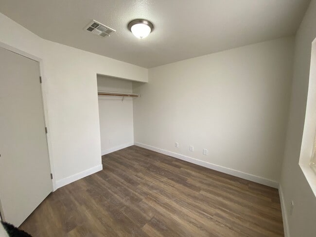 Building Photo - Newly Remodeled 4-bed, 2.5-bath. 3-Car Gar...