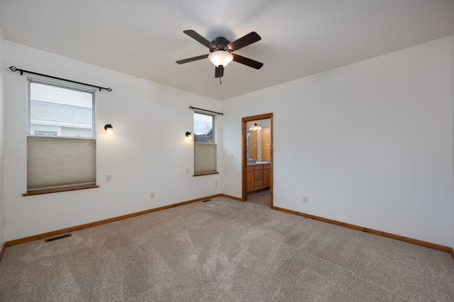 Building Photo - 3 Bedroom, 2 Bath Condo