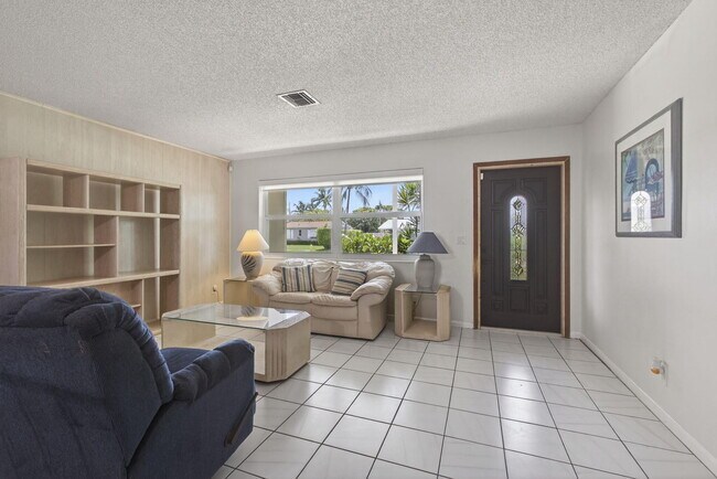 Building Photo - 704 Juniper Dr
