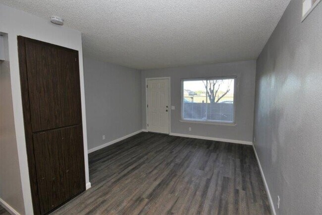 Building Photo - GREAT 1ST FLOOR CONDO