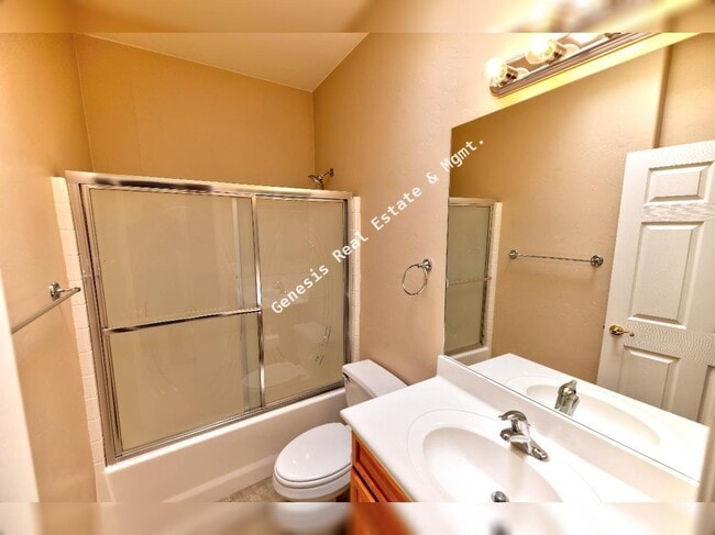 Building Photo - 606 W Woodfield Ct