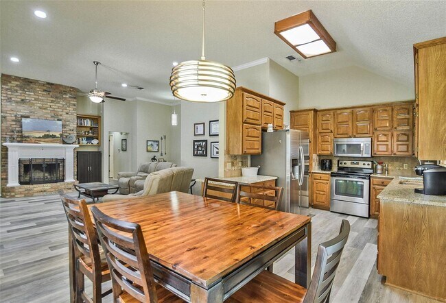 Building Photo - Beautiful Home on Mature Tree'd Lot  in We...
