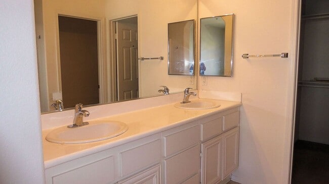 Building Photo - 2 BR 2.5 Bath